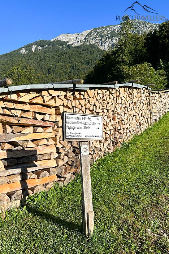 Ein Wegweiser am Start der Wanderung auf den Hochstaufen