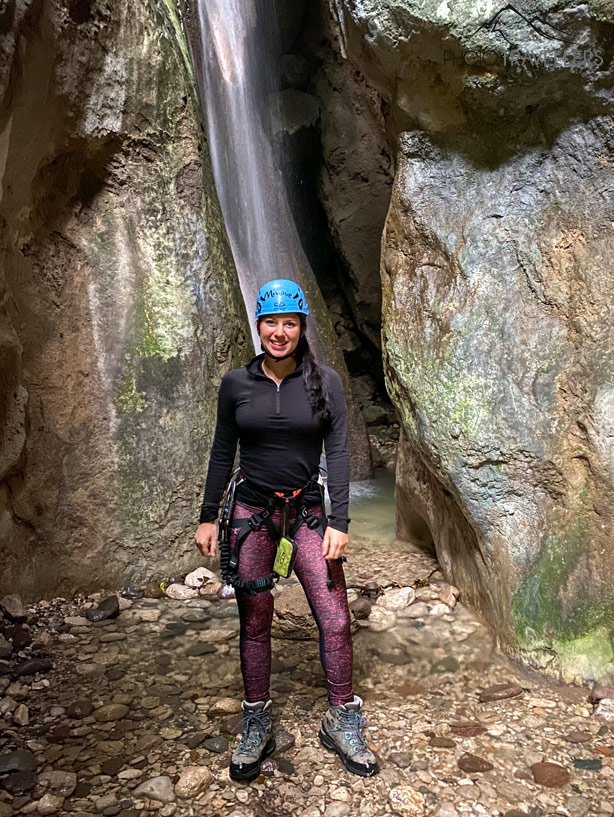 Reisejournalistin Biggi Bauer am ersten Wasserfall vor dem Eingang zum Rio Sallagoni Klettersteig