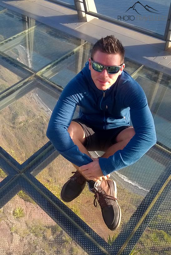Reiseblogger Florian Westermann auf dem Glasboden des Skywalks von Cabo Girão auf Madeira