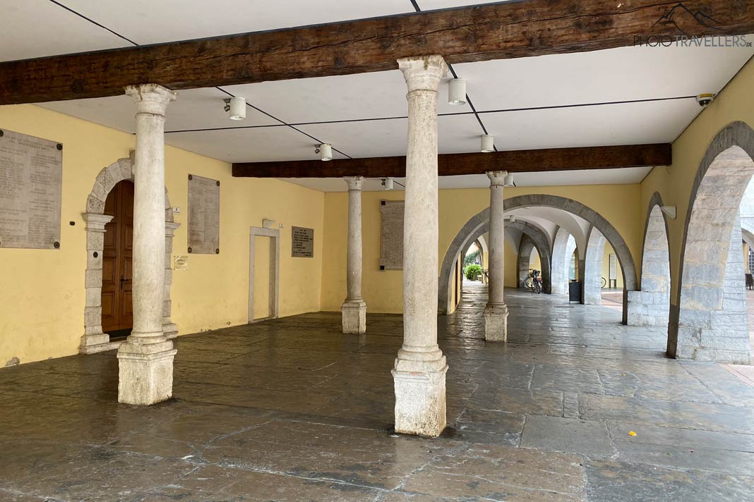 Säulenhalle im Palazzo Pretorio