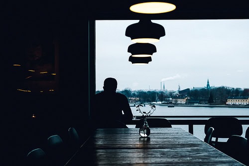 comer delante de un espejo