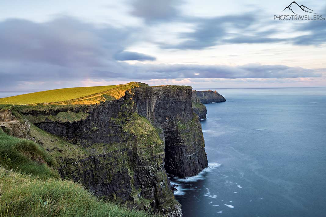 Die Cliffs of Moher im Licht der aufgehenden Sonne
