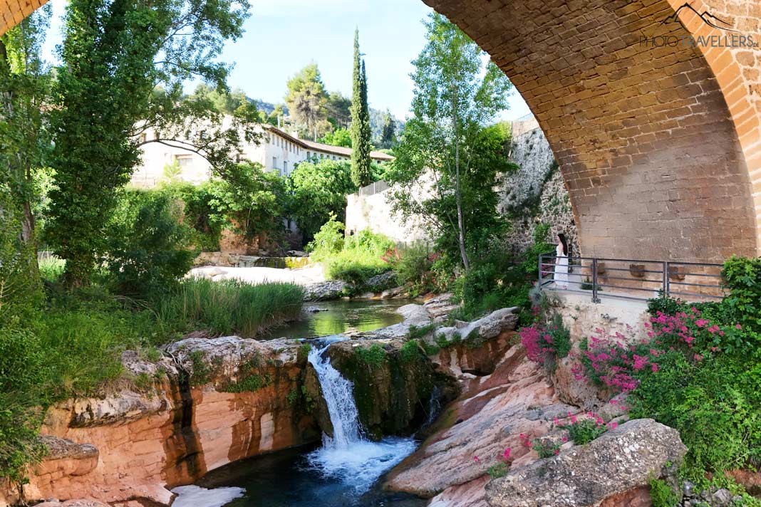 Reisebloggerin Biggi Bauer unter der Steinernen Brücke mit dem Wasserfall in Beceite