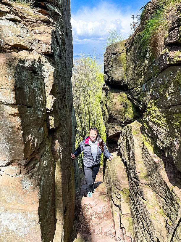 Die Wanderung zur Burg Trifels führt an den Felsen vorbei