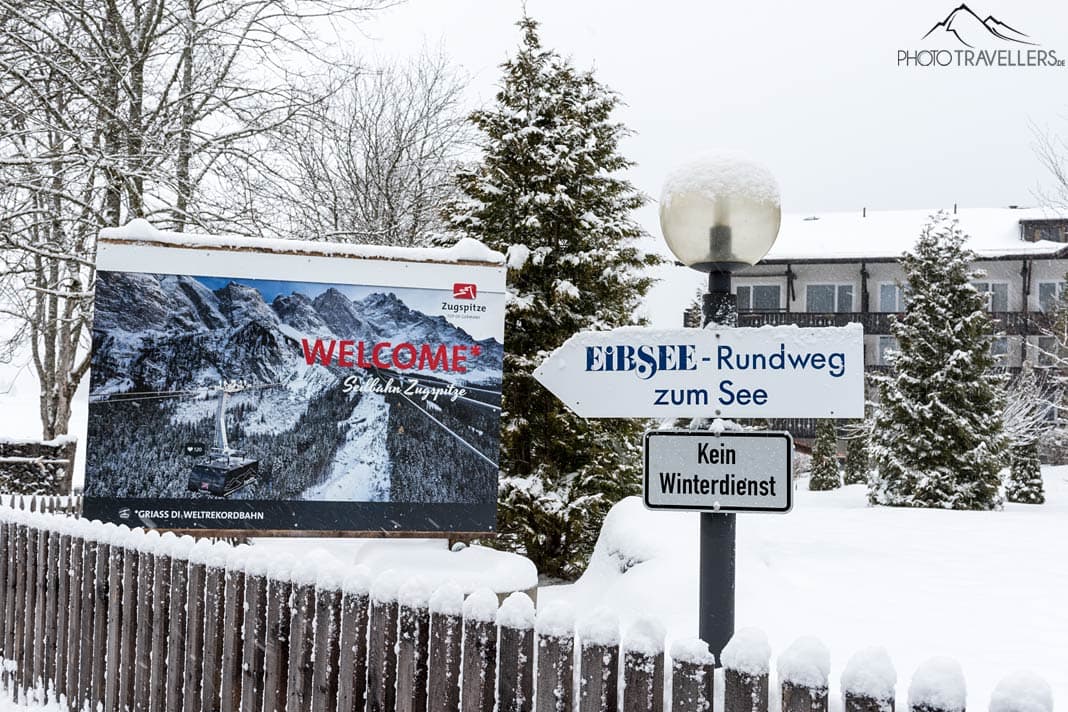 Der Wegweiser vom Eibsee-Rundweg in verschneiter Landschaft