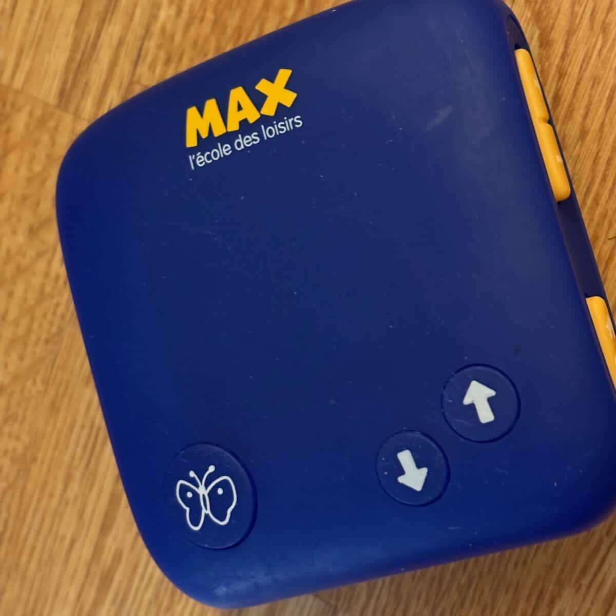 Max école des loisirs, console de jeu éducative pour enfants, colorée et interactive, conçue pour encourager l'apprentissage et le divertissement chez les jeunes enfants.