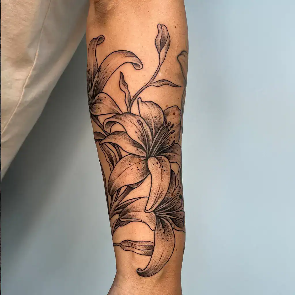 Perica Tätowierer Lilien Tattoo auf dem Unterarm - München
