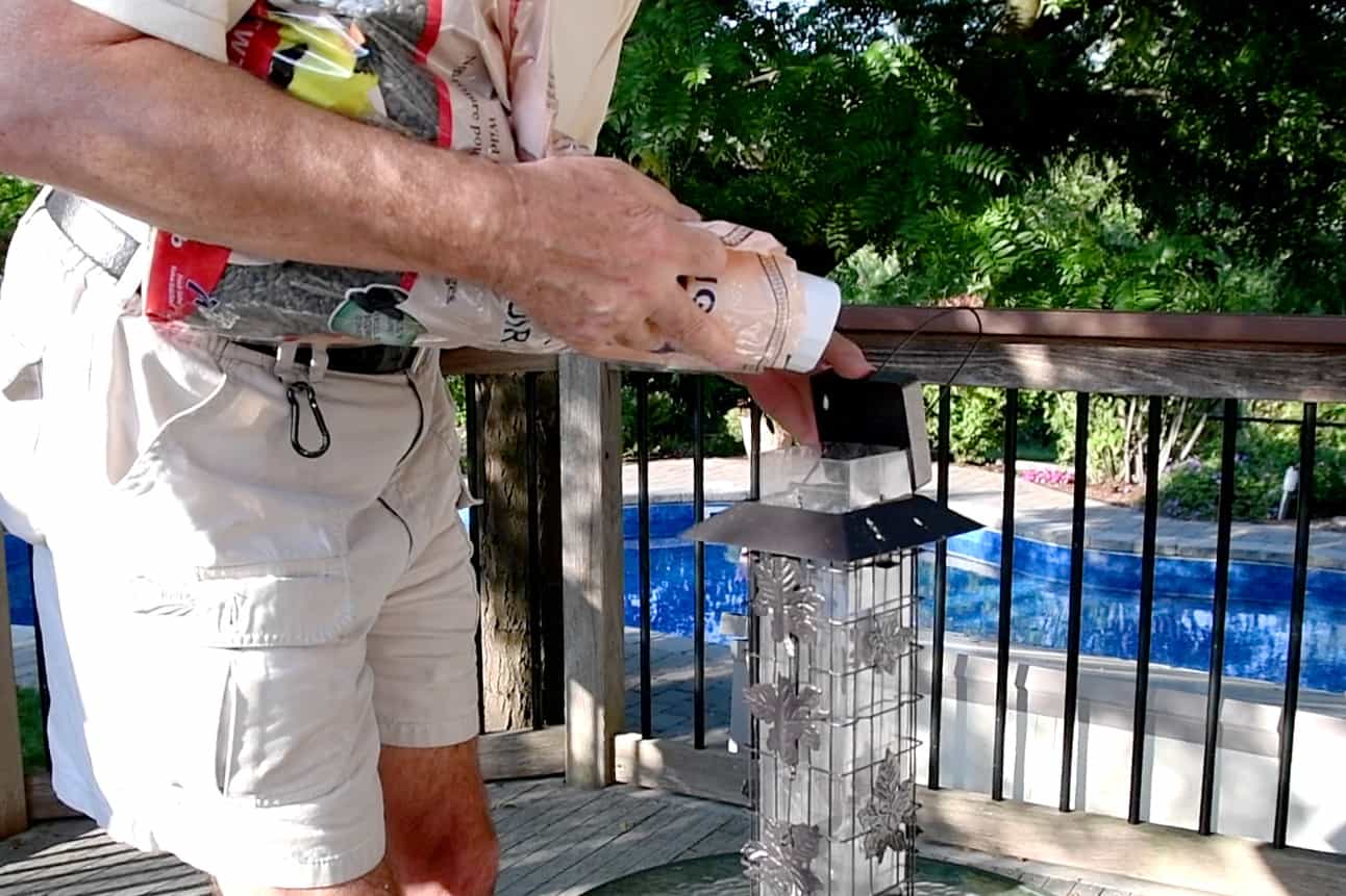 Filling the feeder without any spilling