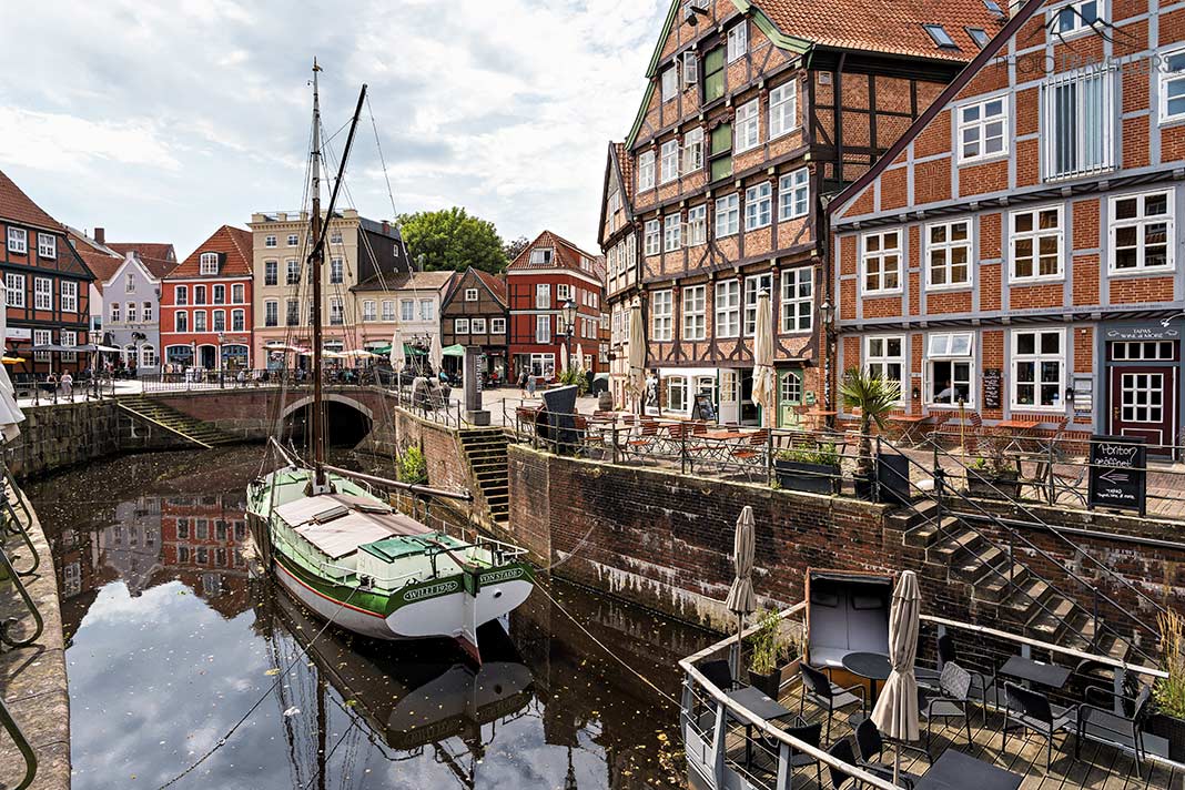 Der Hafen in Stade mit den schönen historischen Häusern