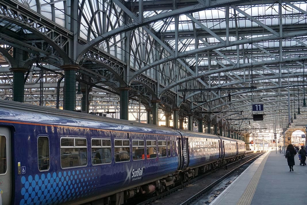 Ein Zug von ScotRail im Hauptbahnhof von Glasgow