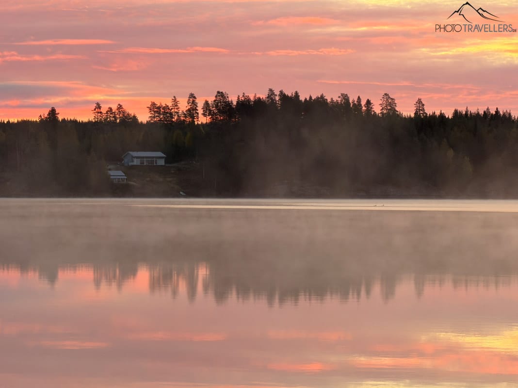 Ein See im Morgenlicht in Finnland, aufgenommen mit der 8x-Kamera vom iPhone 17 Pro