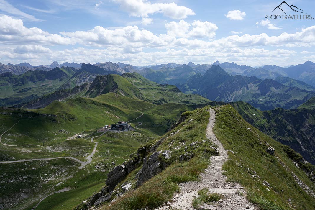 Der Blick von oben auf die Bergstation Höfatsblick