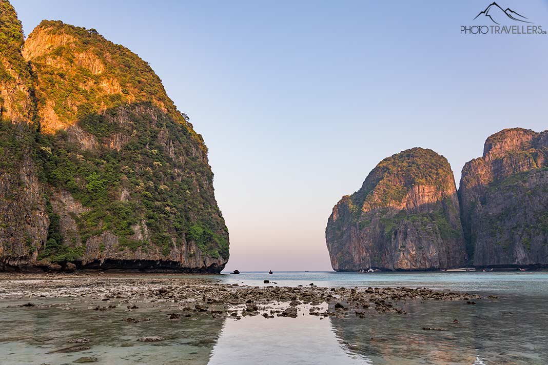 Sonnenaufgang in der Maya Bay auf der Insel Insel Ko Phi Phi Leh
