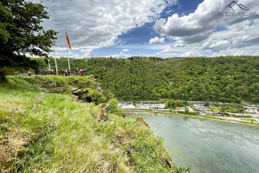 Besucher auf einer Aussichtsplattform auf der Loreley
