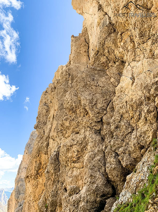 Seilversicherte Wand im Klettersteig