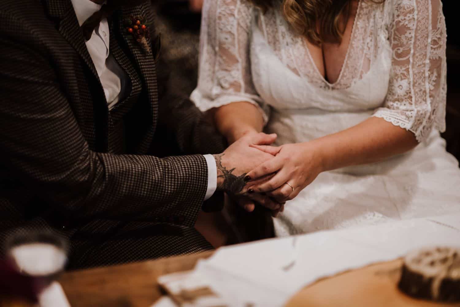 Händchen haltendes Brautpaar bei Hochzeit