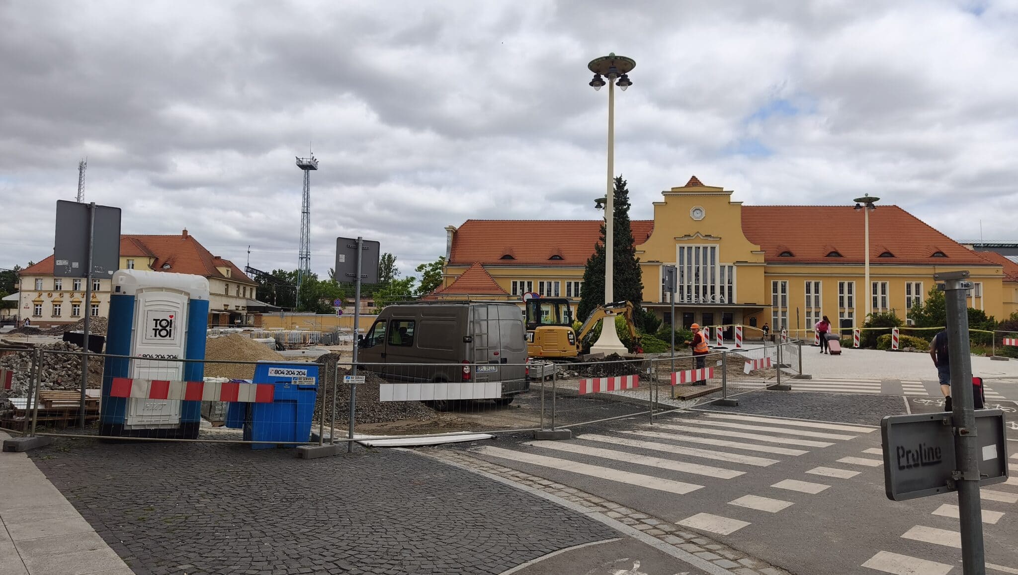 Budowa Centrum Przesiadkowego w Legnicy. Zmiany w ruchu i nowe dojście do dworca Budowa Centrum Przesiadkowego w Legnicy