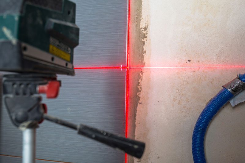 Fliesen ausrichten mit Kreuzlinienlaser
