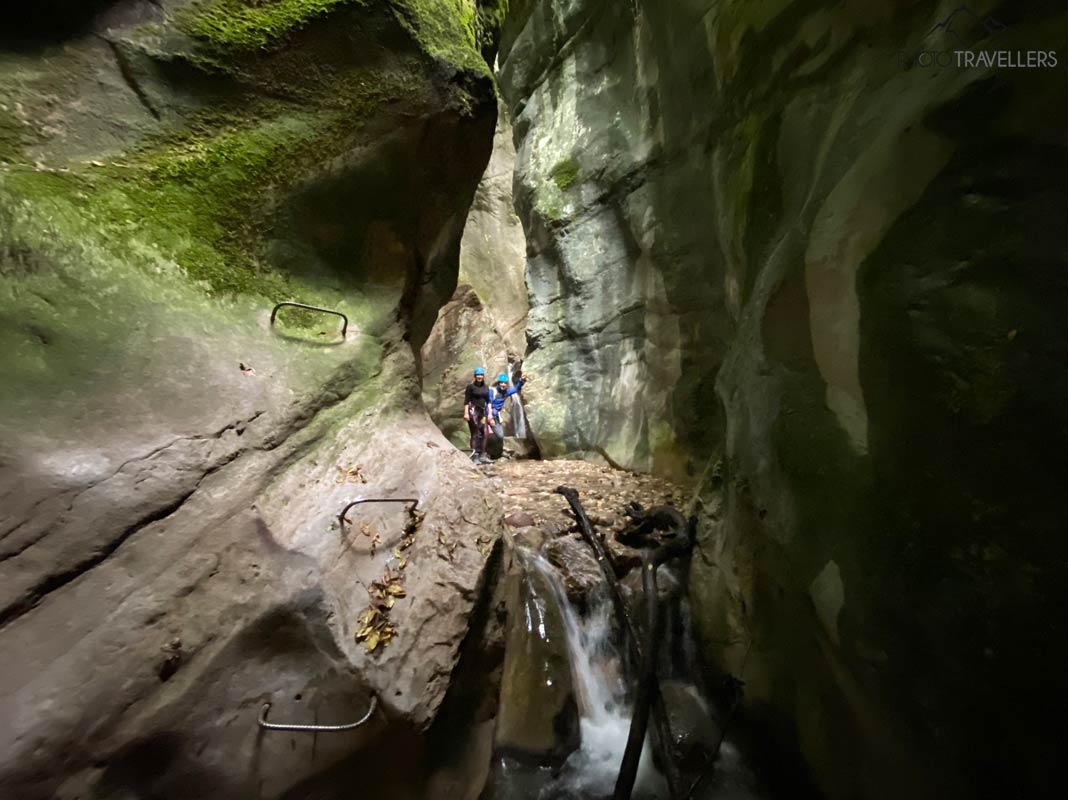 Trittstufen in der engen Schlucht des Rio Sallagoni Klettersteigs