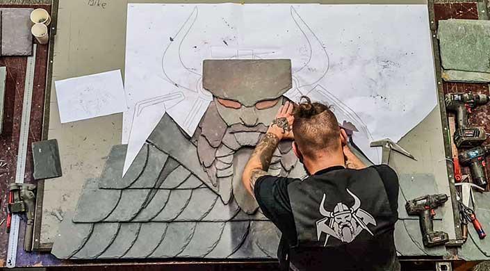 Bild von Mike Schawohl bei der Planung des Wikinger-Schieferornaments