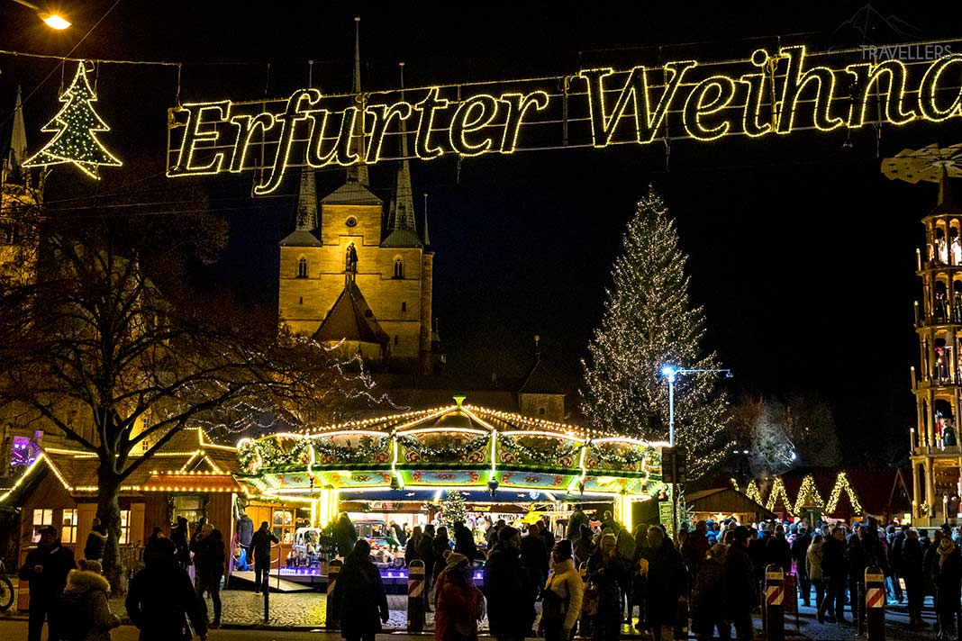 Der Schriftzug vom Erfurter Weihnachtsmarkt mit dem Dom bei Nacht