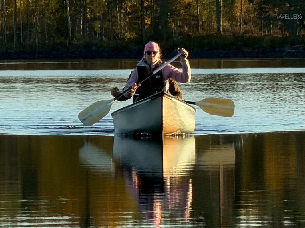Ein Kajak auf einem See in Finnland (100-Prozent-Ausschnitt)