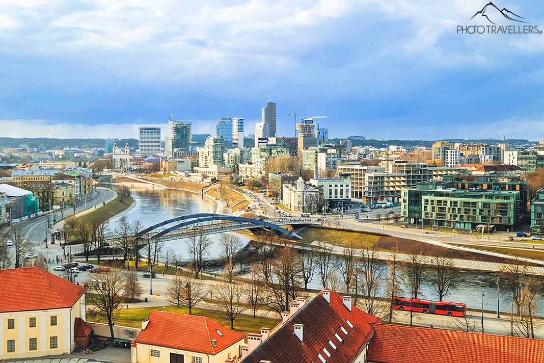 Der Blick über den Fluss Vilna mit der modernen Skyline von Vilnius