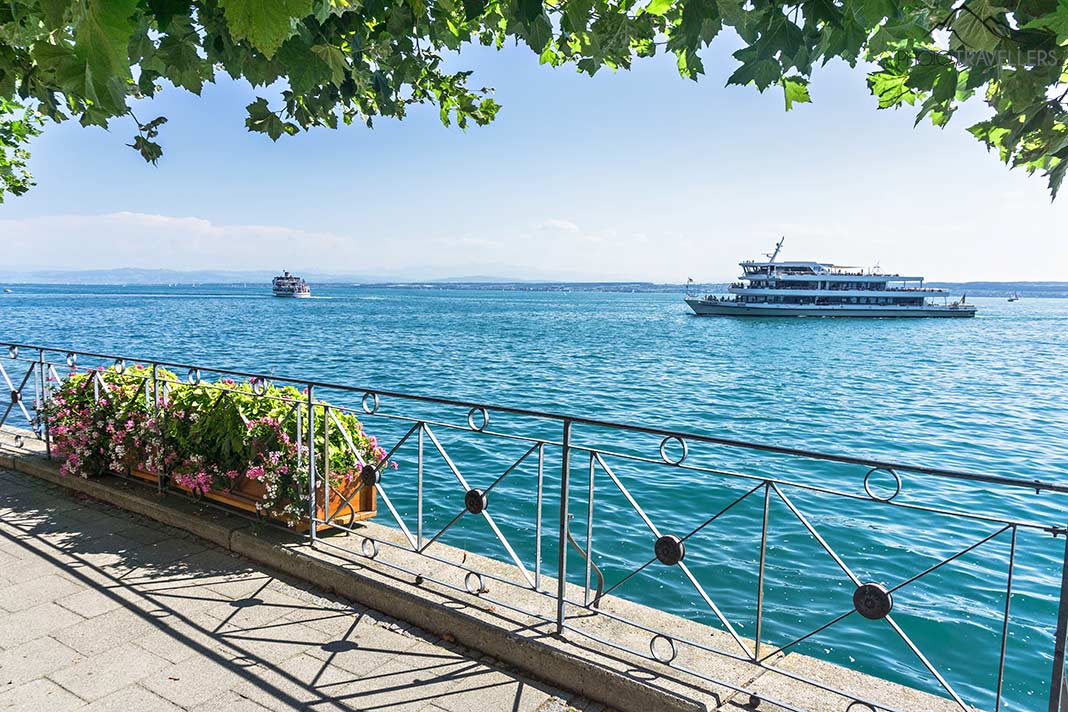 Uferpromenade in Meersburg mit Blick über den Bodensee