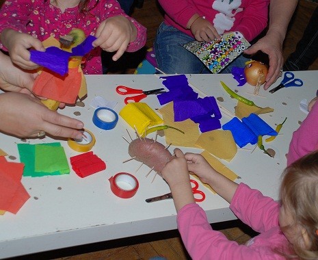 Creativitate și joacă pentru copii Jocuri creative pentru copii cu materiale diverse și activități manuale.