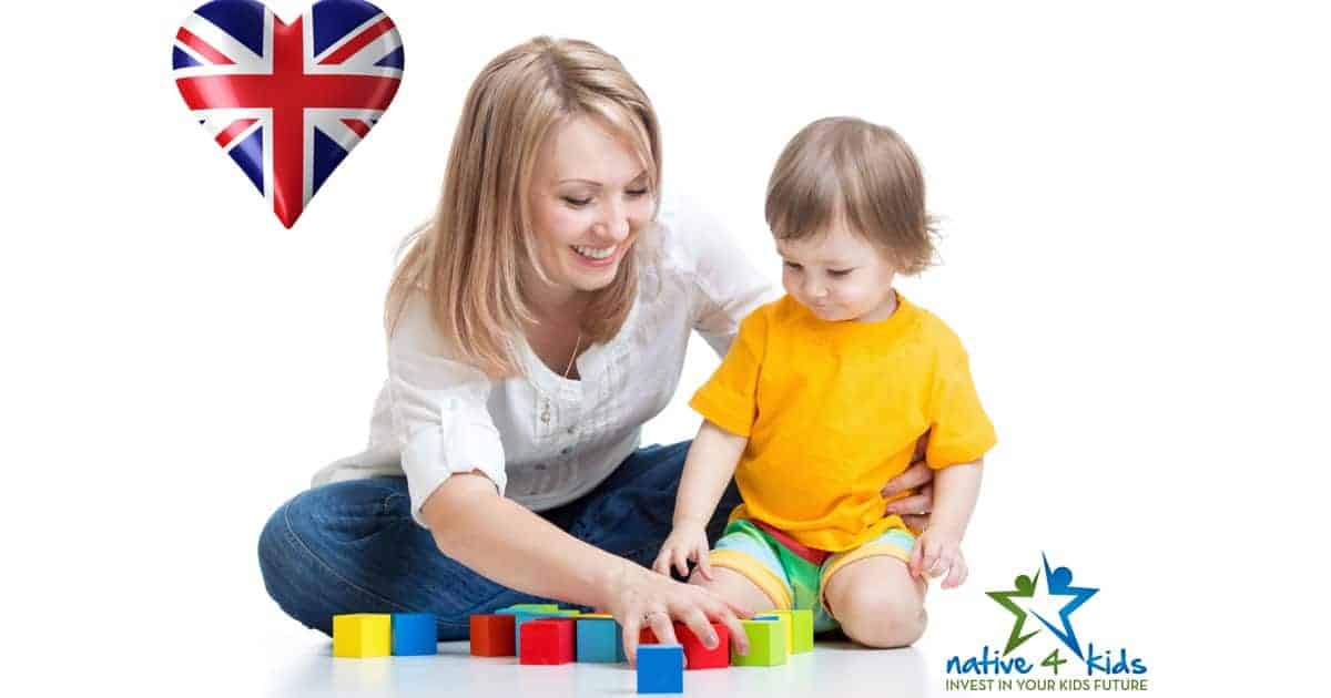 Coach spielt mit Kind