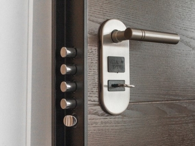 Jak wymienić zamek w drzwiach antywłamaniowych?