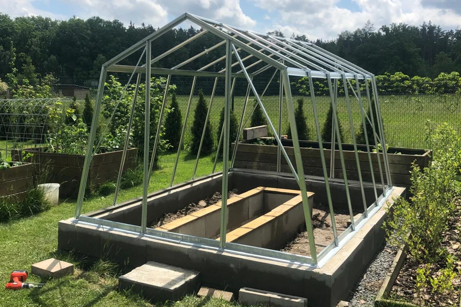 Montáž kovové konstrukce skleníku