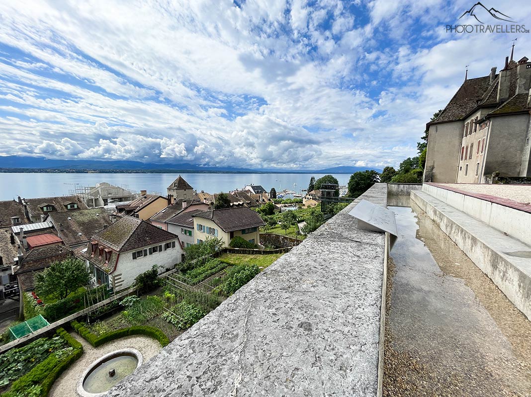 Blick hinunter auf den Genfersee vom Schloss Nyon aus