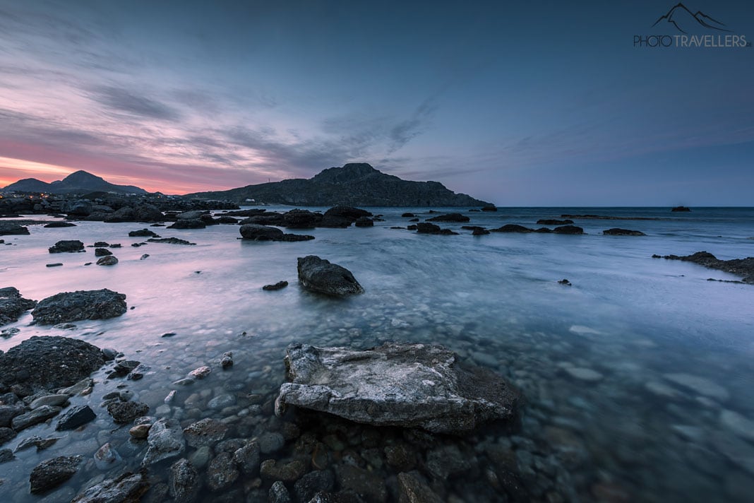Am Plakias Beach zur Blauen Stunde mit Blick übers Meer