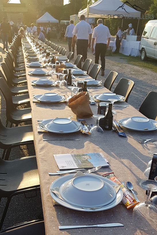 Die lange Festtafel auf dem Tortellinifest