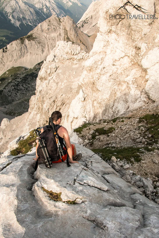 Reiseblogger Florian Westermann steigt am Hinteren Tajakopf eine seilversichterte Stelle ab