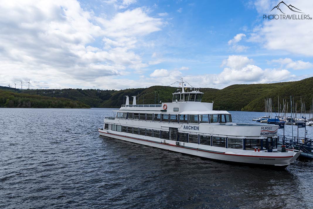 Ein Ausflugsschiff auf dem Rursee in der Eifel