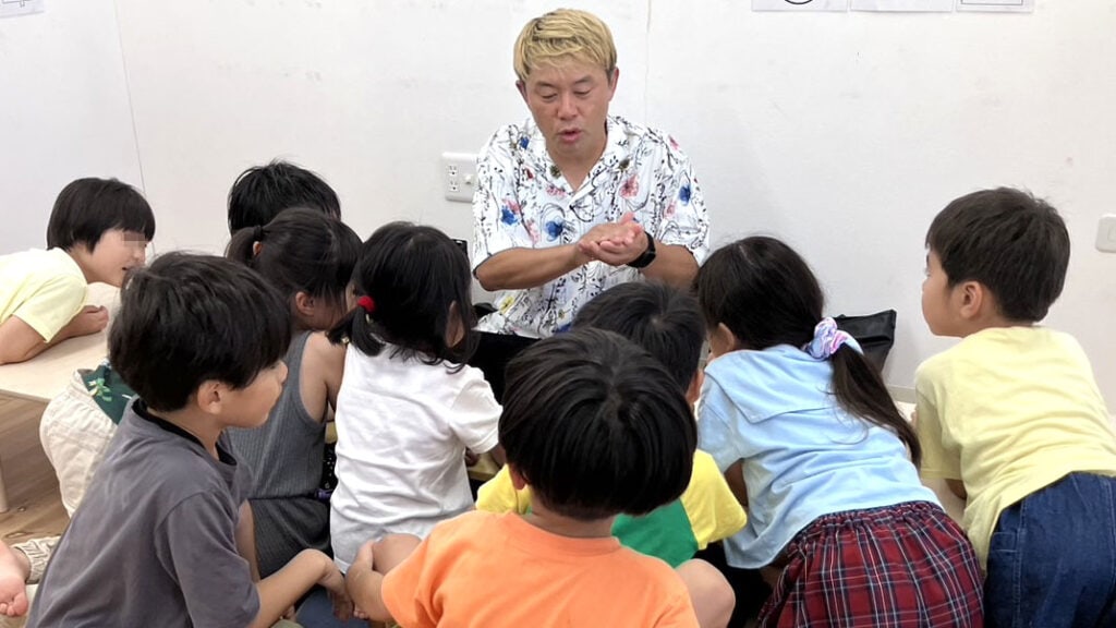【平日日中限定3万円】保育園・幼稚園向けマジックショー|子どもたちの初めての感動体験をプロが演出 6 幼稚園でたくさんn園児にマジックをみせるプロマジシャンのコンプレッサー