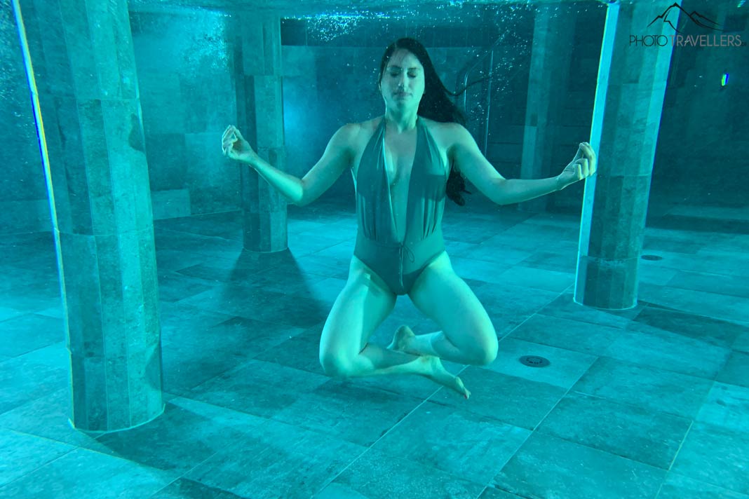Reisejournalistin Biggi Bauer im Badeanzug unter Wasser in einer Therme. Aufgenommen wurde das Unterwasserfoto mit einem iPhone