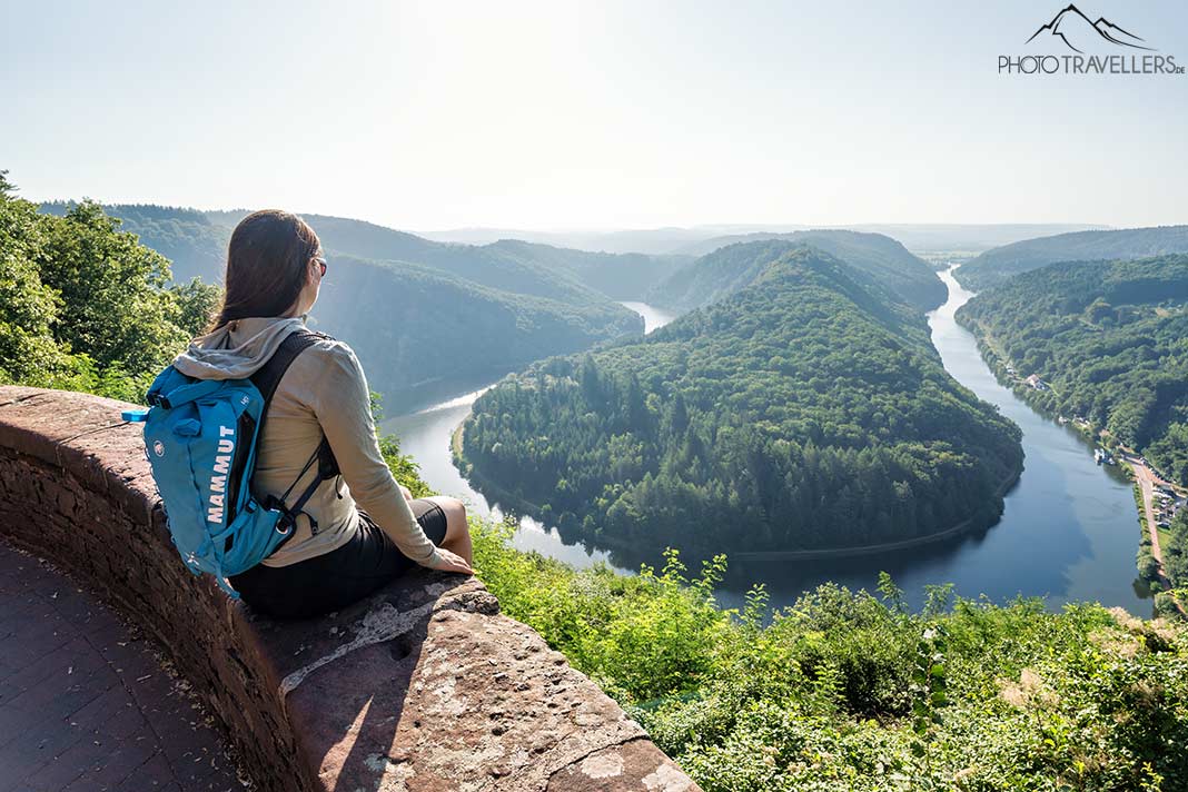 Reisebloggerin Biggi Bauer am Aussichtspunkt Cloef mit Blick auf die Saarschleife
