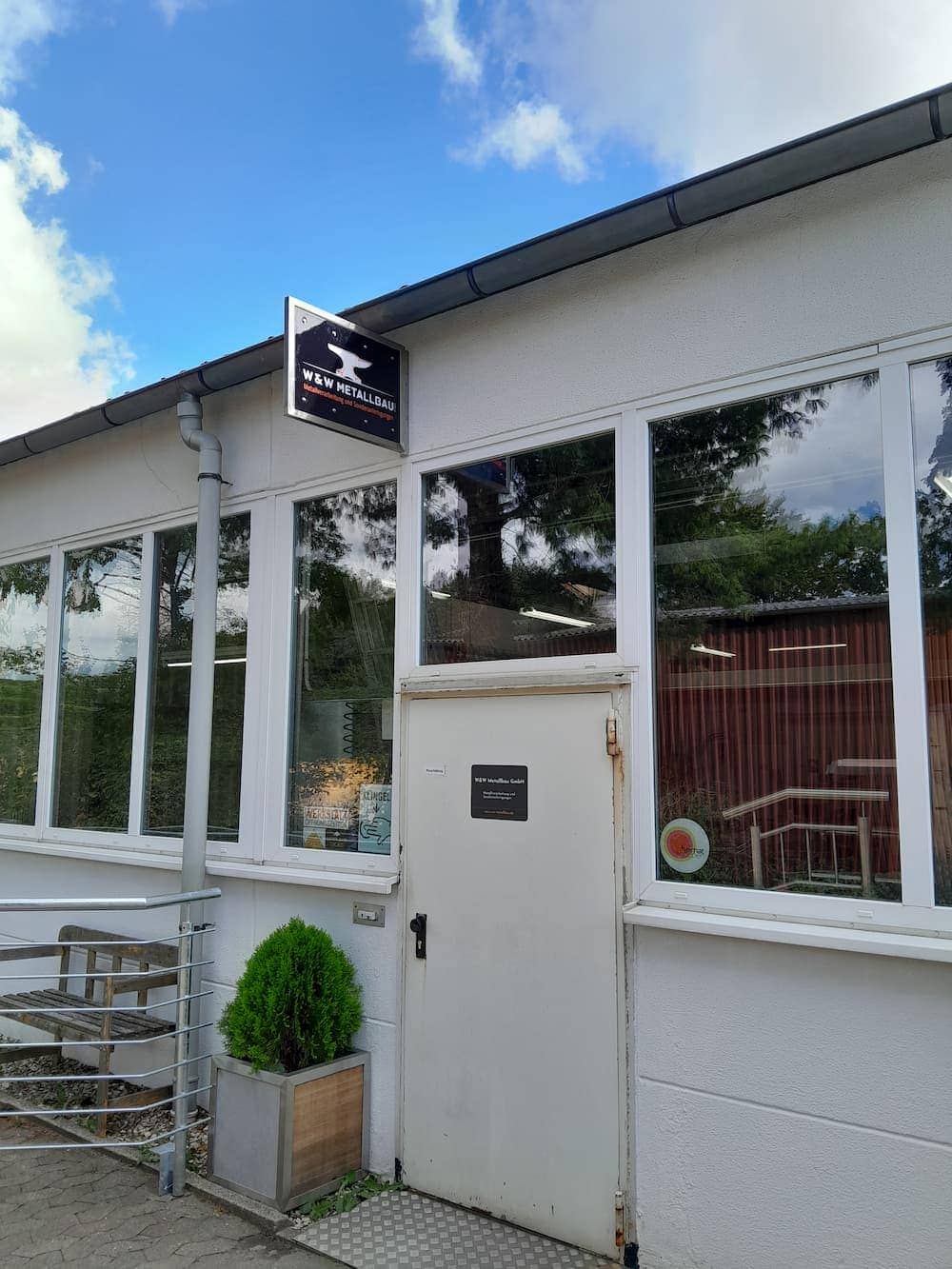 Eingang zur Fertigung des Unternehmens W&W Metallbau in Bad Oeynhausen.