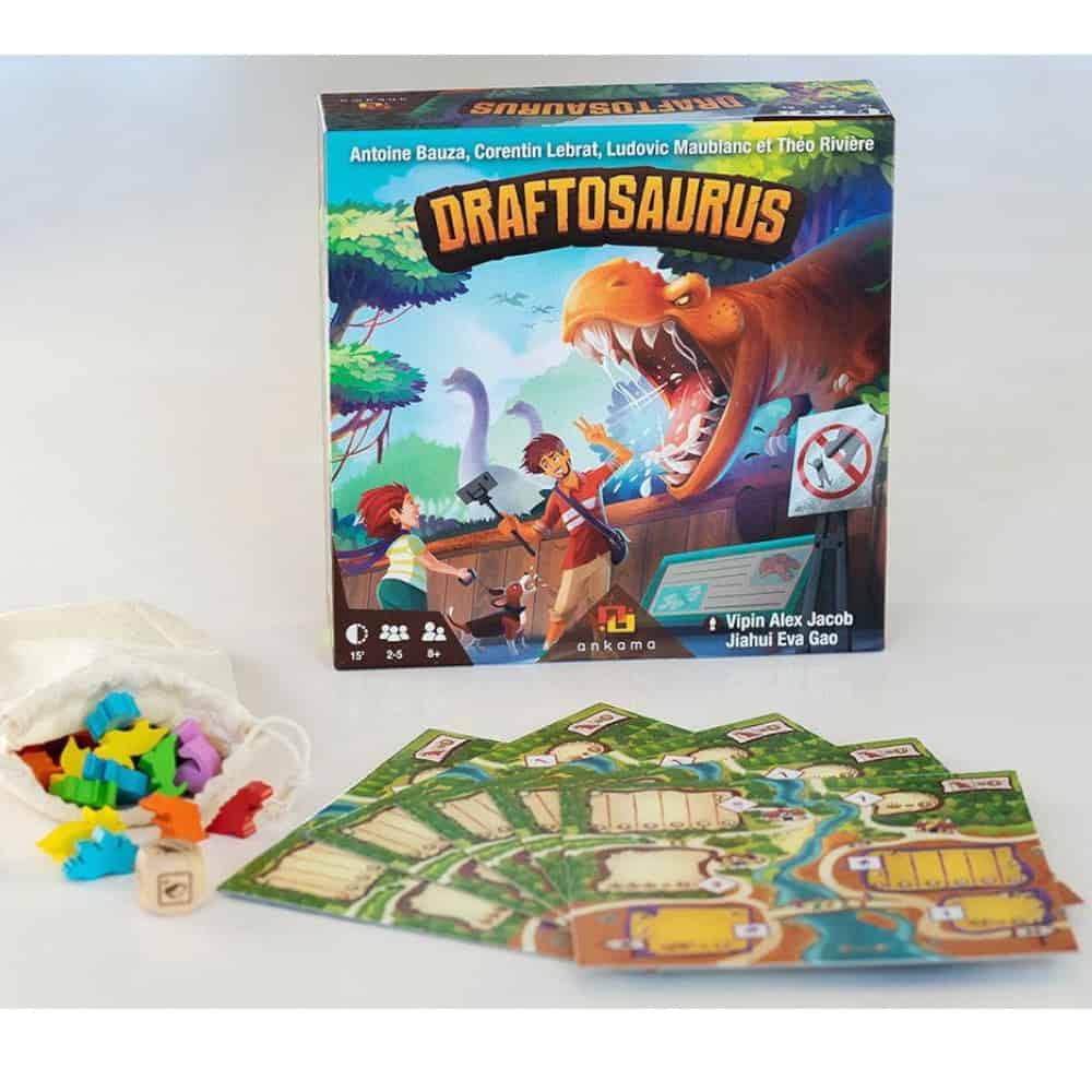 Draftosaurus jeu de société pour enfants avec cartes, figurines en bois, et plateau de jeu sur le thème des dinosaures, parfait pour apprendre et s'amuser en famille ou entre amis.