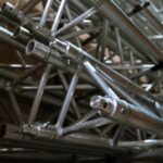 Ein Foto des Lagers der Gebläsehalle. Man sieht gestapelte Metallteile.