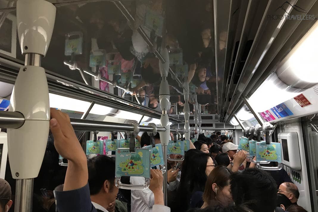 Ein U-Bahn-Wagen in Shanghai von innen
