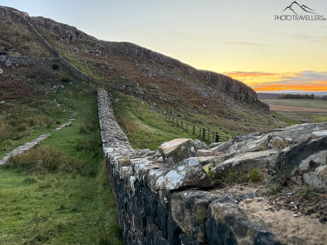 Sonnenaufgang über dem bekannten Hadrianswall in England