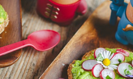 Tartines avocat, radis et oeuf à la coque