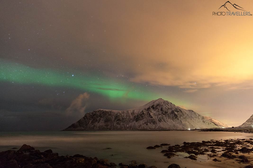Polarlichter vom Flakstad Beach aus gesehen