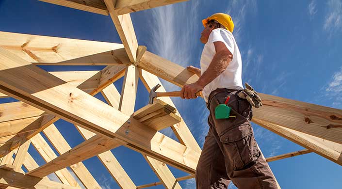 Bild von Dachdecker im Dachstuhl