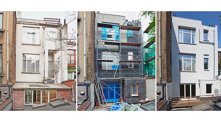 Ein Gebäude mit Baugerüst vor der Fassade, Fenster sind mit blauer Folie abgedeckt, Bauarbeiten finden statt.