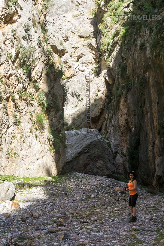 Reisebloggerin Biggi Bauer vor der Schlüsselstelle in der Aradena-Schlucht - eine Felswand, die nur per Leiter zu überwinden ist